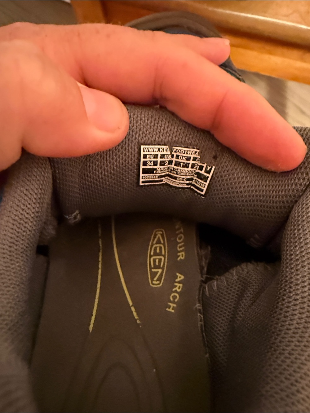 Keen: Boys hiking shoes size 2 - Picture 6 of 6